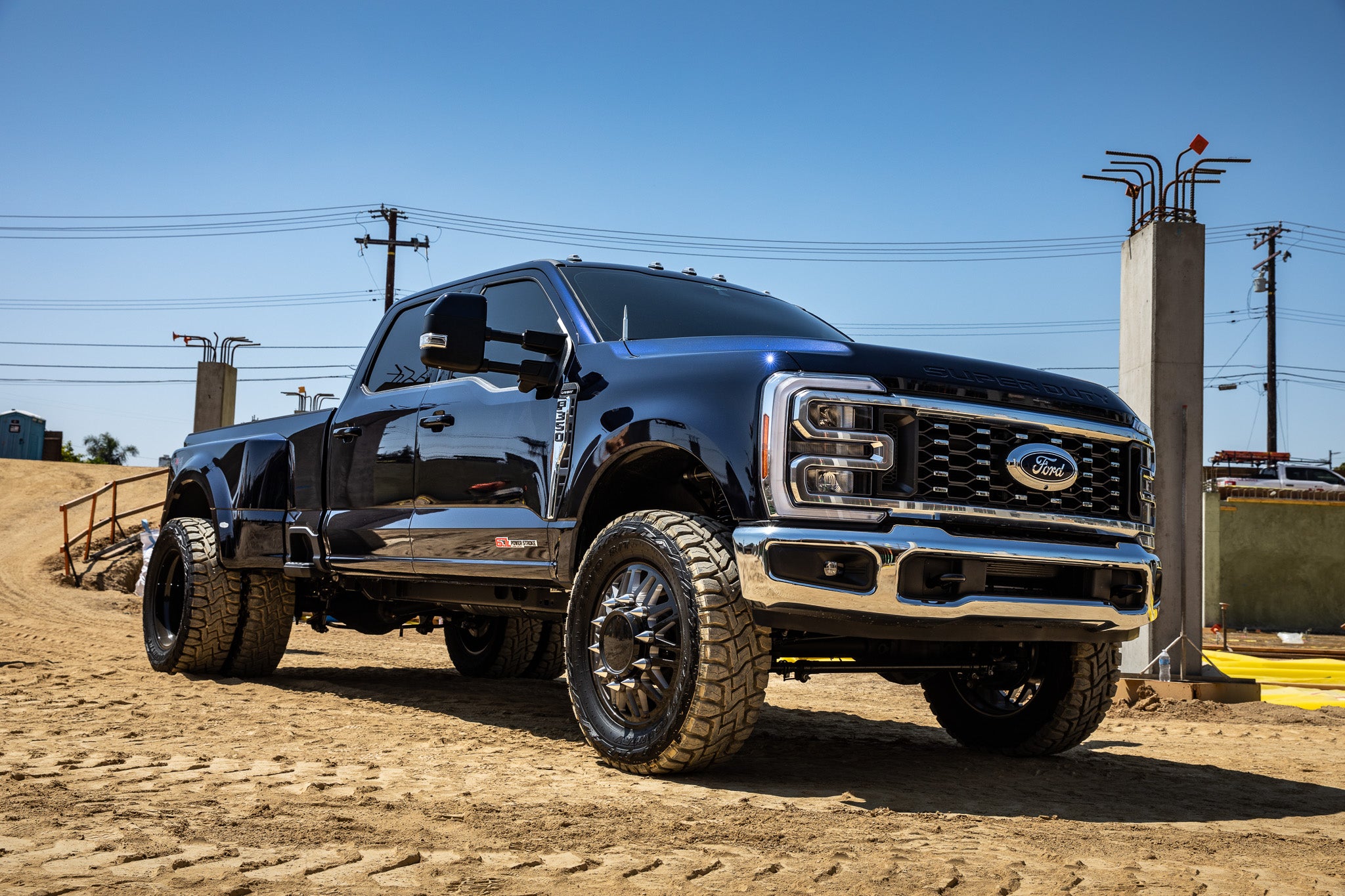 ICON 2023 Ford F-250/F-350 Super Duty 4WD Diesel, 2.5" Lift, Stage 5 Suspension System w/ Radius Arms k62565r